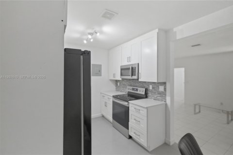 Casa en alquiler en Fort Lauderdale, Florida, 2 dormitorios, 111.48 m2 № 2056707 - foto 4