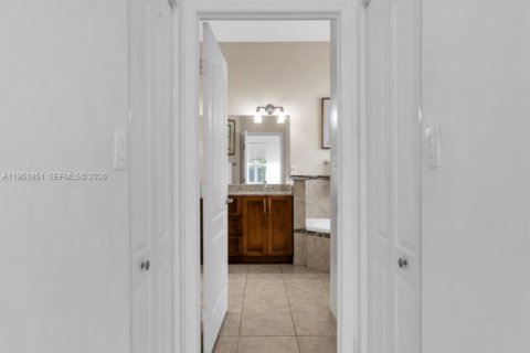 Casa en venta en Cutler Bay, Florida, 3 dormitorios, 188.78 m2 № 2008683 - foto 15