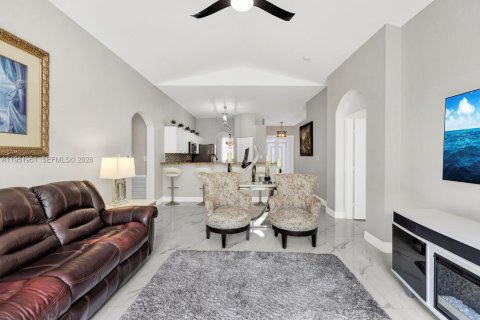 Casa en venta en Cutler Bay, Florida, 3 dormitorios, 188.78 m2 № 2008683 - foto 9