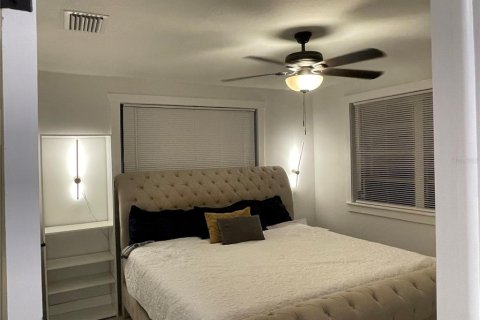 House in Tampa, Florida 4 bedrooms, 131.18 sq.m. № 1532750 - photo 8