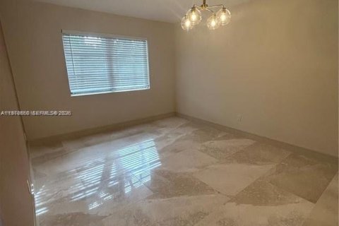 Снять в аренду кондоминиум в Бей-Харбор-Айлендс, Флорида 2 спальни, 109.62м2, № 2031117 - фото 7