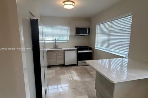 Снять в аренду кондоминиум в Бей-Харбор-Айлендс, Флорида 2 спальни, 109.62м2, № 2031117 - фото 3