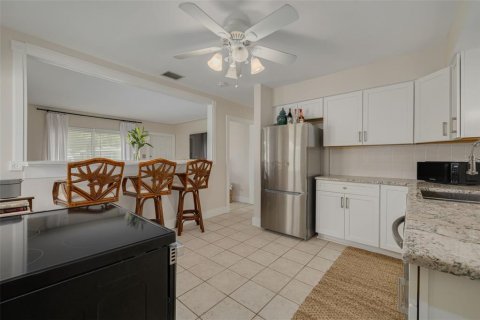 House in Saint Petersburg, Florida 2 bedrooms, 101.45 sq.m. № 2225499 - photo 7