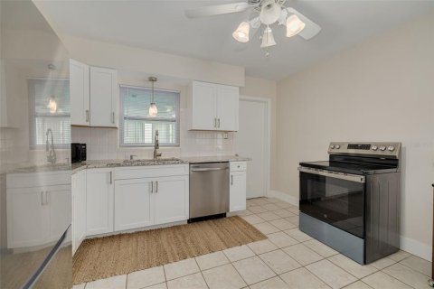 House in Saint Petersburg, Florida 2 bedrooms, 101.45 sq.m. № 2225499 - photo 5
