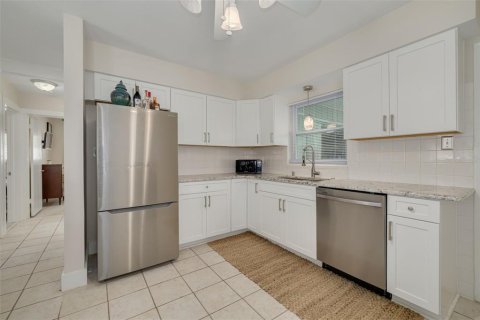 House in Saint Petersburg, Florida 2 bedrooms, 101.45 sq.m. № 2225499 - photo 6