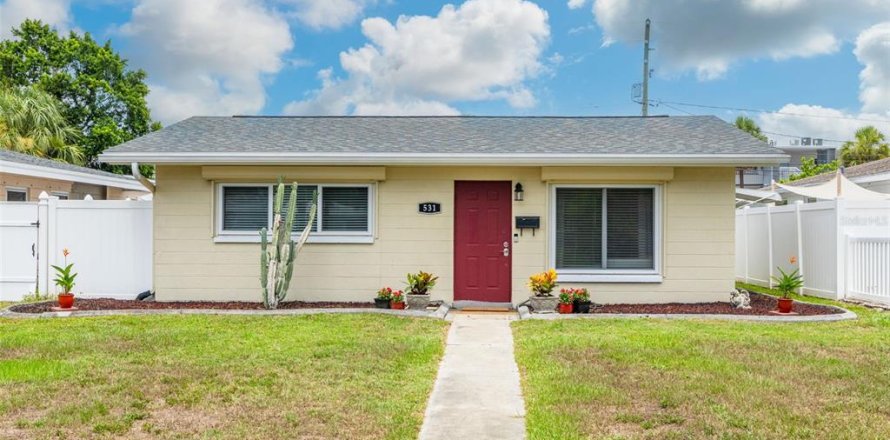 House in Saint Petersburg, Florida 2 bedrooms, 101.45 sq.m. № 2225499