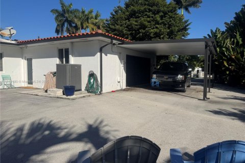Casa en venta en Miami, Florida, 4 dormitorios, 222.59 m2 № 1766674 - foto 25