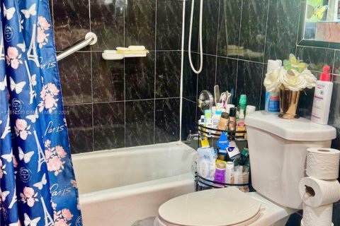 Casa en venta en Miami, Florida, 4 dormitorios, 222.59 m2 № 1766674 - foto 13