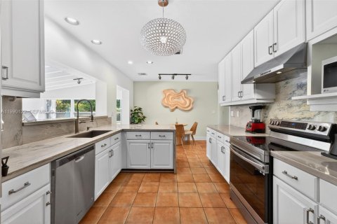 House in Pinecrest, Florida 3 bedrooms, 141.77 sq.m. № 2087832 - photo 8