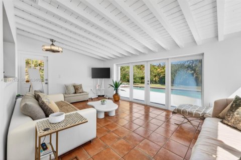 House in Pinecrest, Florida 3 bedrooms, 141.77 sq.m. № 2087832 - photo 10