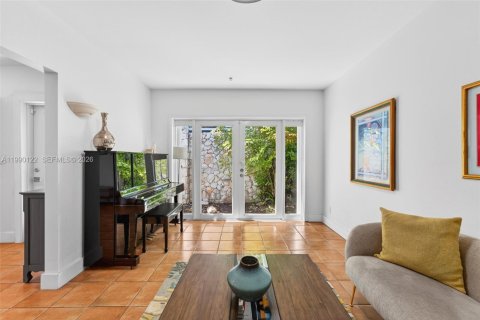 House in Pinecrest, Florida 3 bedrooms, 141.77 sq.m. № 2087832 - photo 5