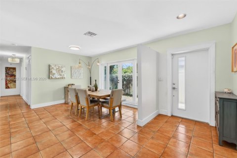 House in Pinecrest, Florida 3 bedrooms, 141.77 sq.m. № 2087832 - photo 2