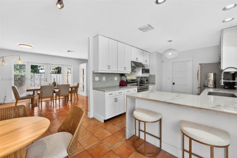 House in Pinecrest, Florida 3 bedrooms, 141.77 sq.m. № 2087832 - photo 6