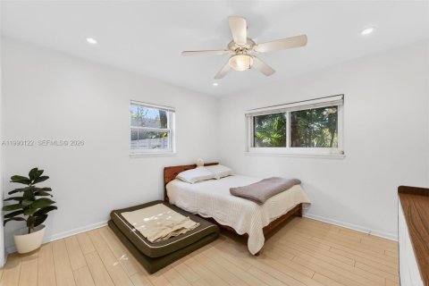 House in Pinecrest, Florida 3 bedrooms, 141.77 sq.m. № 2087832 - photo 13