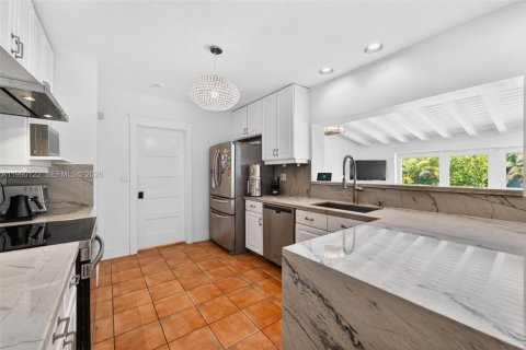 House in Pinecrest, Florida 3 bedrooms, 141.77 sq.m. № 2087832 - photo 7