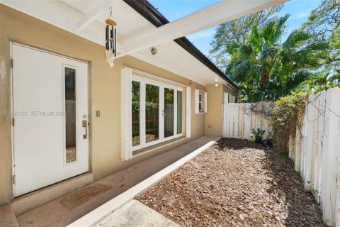 House in Pinecrest, Florida 3 bedrooms, 141.77 sq.m. № 2087832 - photo 18