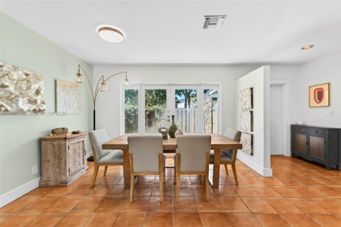 House in Pinecrest, Florida 3 bedrooms, 141.77 sq.m. № 2087832 - photo 3