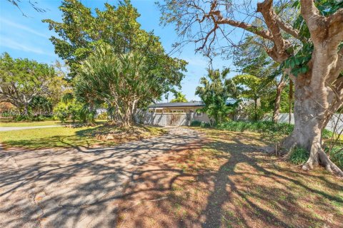 House in Pinecrest, Florida 3 bedrooms, 141.77 sq.m. № 2087832 - photo 28