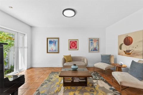 House in Pinecrest, Florida 3 bedrooms, 141.77 sq.m. № 2087832 - photo 4