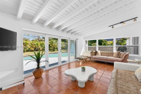 House in Pinecrest, Florida 3 bedrooms, 141.77 sq.m. № 2087832 - photo 12