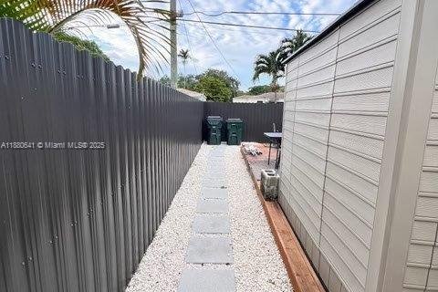 House in Miami Springs, Florida 2 bedrooms, 100.06 sq.m. № 1929286 - photo 10