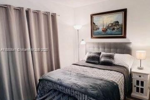 House in Miami Springs, Florida 2 bedrooms, 100.06 sq.m. № 1929286 - photo 19