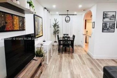 House in Miami Springs, Florida 2 bedrooms, 100.06 sq.m. № 1929286 - photo 18