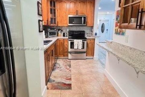 House in Miami Springs, Florida 2 bedrooms, 100.06 sq.m. № 1929286 - photo 20