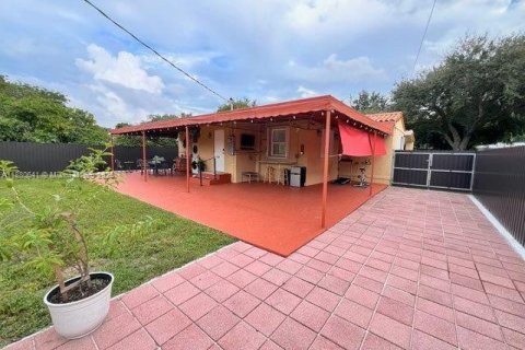 House in Miami Springs, Florida 2 bedrooms, 100.06 sq.m. № 1929286 - photo 9