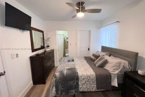 House in Miami Springs, Florida 2 bedrooms, 100.06 sq.m. № 1929286 - photo 5