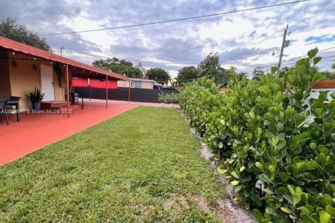 House in Miami Springs, Florida 2 bedrooms, 100.06 sq.m. № 1929286 - photo 12