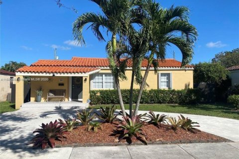 House in Miami Springs, Florida 2 bedrooms, 100.06 sq.m. № 1929286 - photo 2