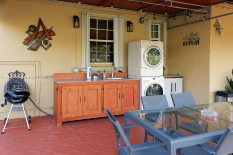 House in Miami Springs, Florida 2 bedrooms, 100.06 sq.m. № 1929286 - photo 15