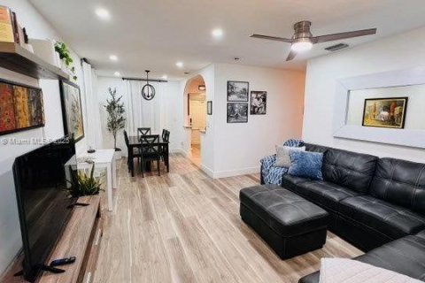 House in Miami Springs, Florida 2 bedrooms, 100.06 sq.m. № 1929286 - photo 1