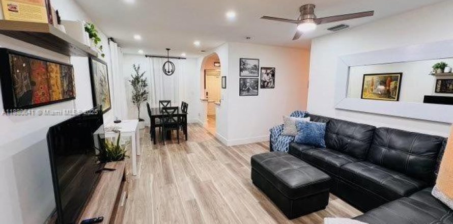 House in Miami Springs, Florida 2 bedrooms, 100.06 sq.m. № 1929286