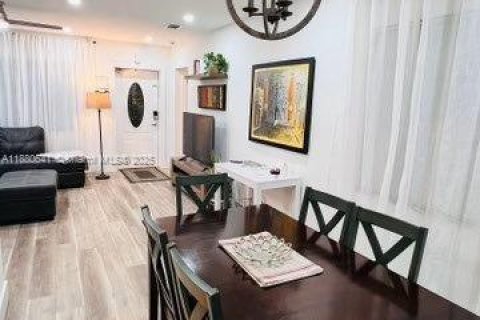 House in Miami Springs, Florida 2 bedrooms, 100.06 sq.m. № 1929286 - photo 17