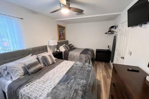 House in Miami Springs, Florida 2 bedrooms, 100.06 sq.m. № 1929286 - photo 3