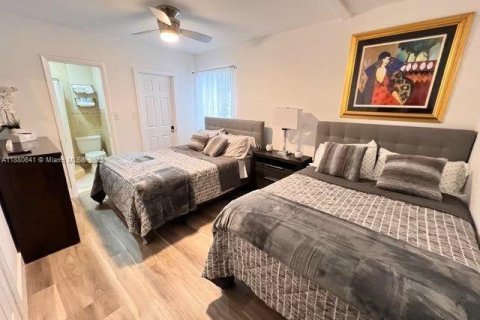 House in Miami Springs, Florida 2 bedrooms, 100.06 sq.m. № 1929286 - photo 4