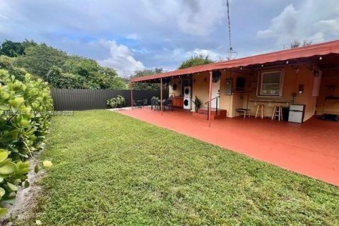 House in Miami Springs, Florida 2 bedrooms, 100.06 sq.m. № 1929286 - photo 14