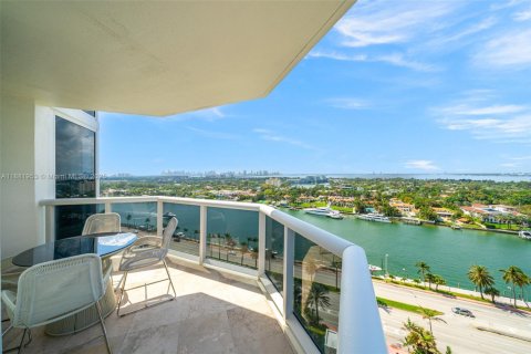 Condo in Miami Beach, Florida, 2 bedrooms  № 1977863 - photo 16