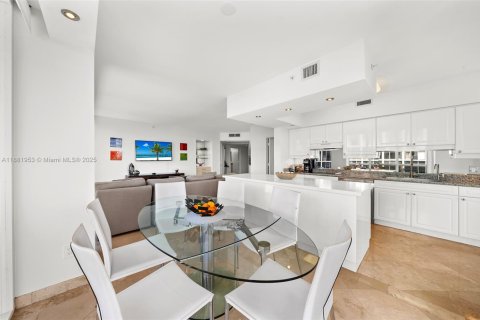 Condo in Miami Beach, Florida, 2 bedrooms  № 1977863 - photo 11