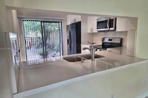 Villa ou maison à louer à Deerfield Beach, Floride: 2 chambres, 87.51 m2 № 2429922 - photo 5