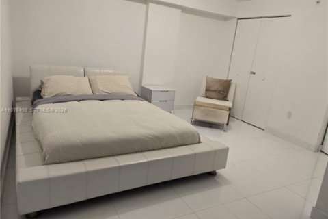 Снять в аренду кондоминиум в Серфсайд, Флорида 2 спальни, 97.55м2, № 2034000 - фото 2