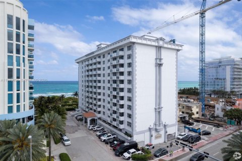 Снять в аренду кондоминиум в Серфсайд, Флорида 2 спальни, 97.55м2, № 2034000 - фото 12