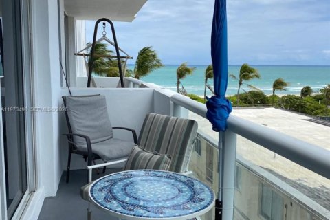 Снять в аренду кондоминиум в Серфсайд, Флорида 2 спальни, 97.55м2, № 2034000 - фото 8