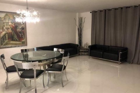 Снять в аренду кондоминиум в Серфсайд, Флорида 2 спальни, 97.55м2, № 2034000 - фото 5