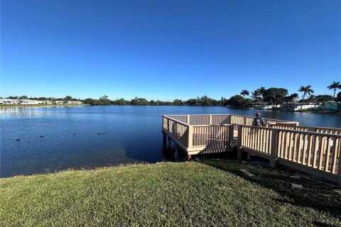 Condo in Hollywood, Florida, 1 bedroom № 2026375 - photo 19