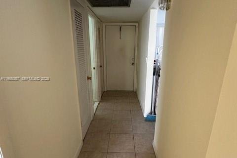 Condo in Hollywood, Florida, 1 bedroom № 2026375 - photo 5