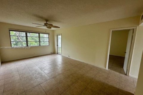Condo in Hollywood, Florida, 1 bedroom № 2026375 - photo 3