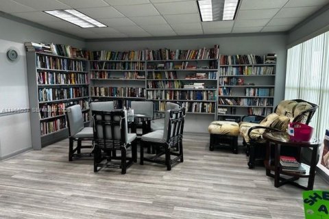 Condo in Hollywood, Florida, 1 bedroom № 2026375 - photo 17